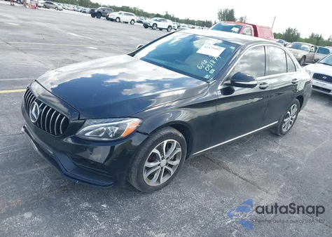 2015 Mercedes-Benz C 300 4Matic/Luxury 4Matic/Sport 4Matic z USA, uszkodzony, nr VIN 55SWF4KB5FU031879